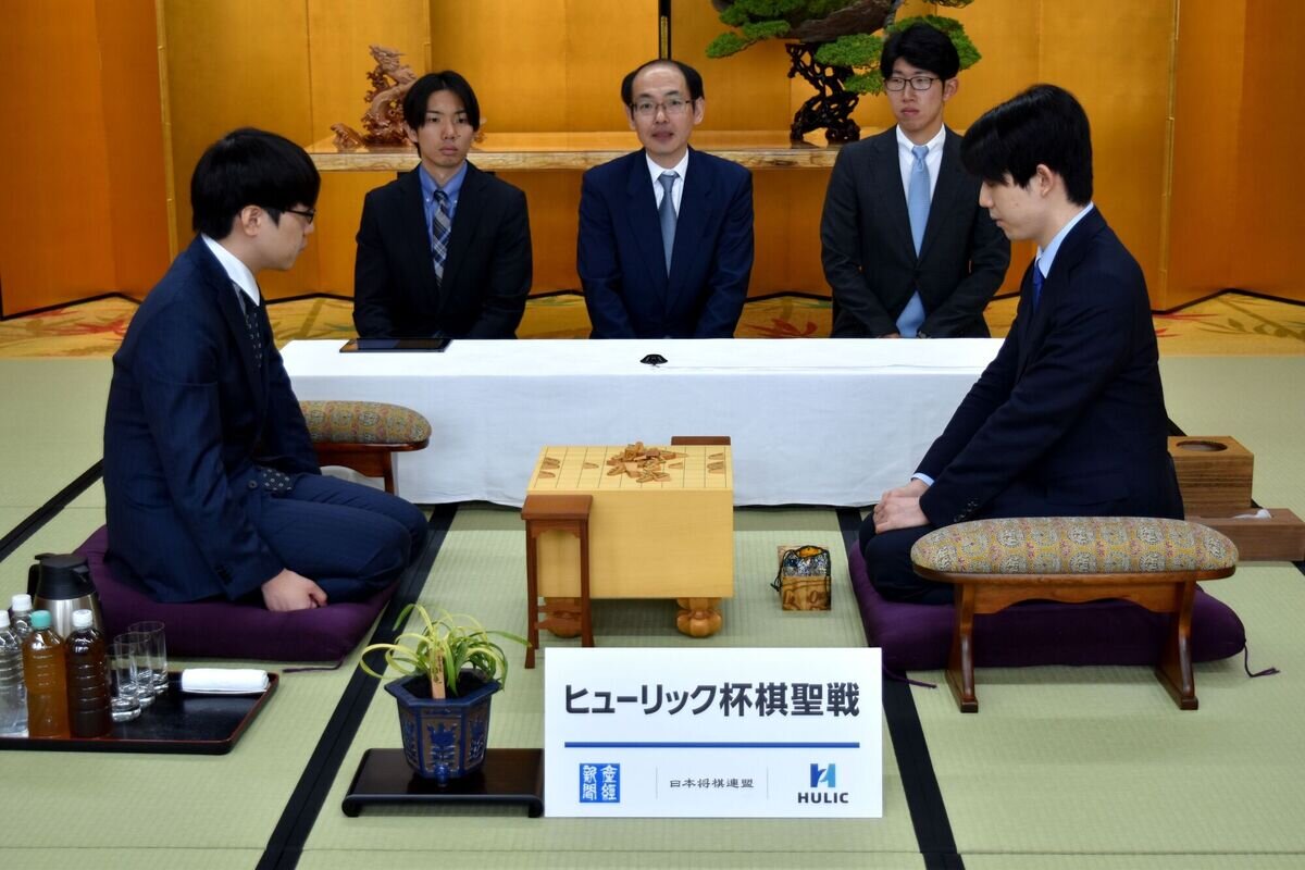 棋聖戦第1局の前日検分を行う挑戦者の服部慎一郎七段（左）と藤井聡太棋聖（右、日本将棋連盟提供）