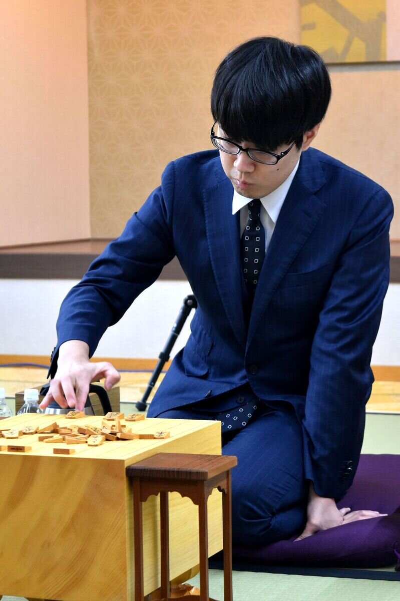 タイトル戦初登場初勝利を目指して藤井聡太棋聖に挑戦する服部慎一郎七段