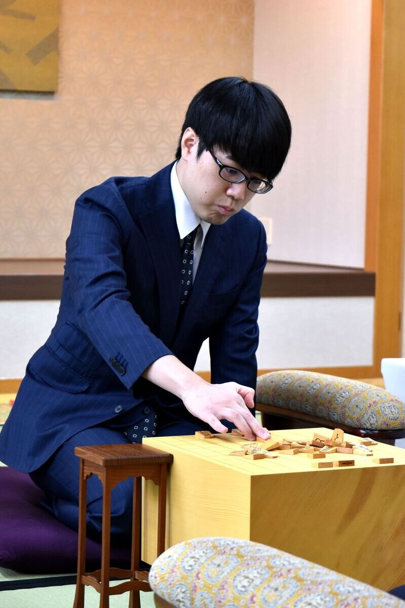 タイトル戦初登場初勝利を目指して藤井聡太棋聖に挑戦する服部慎一郎七段