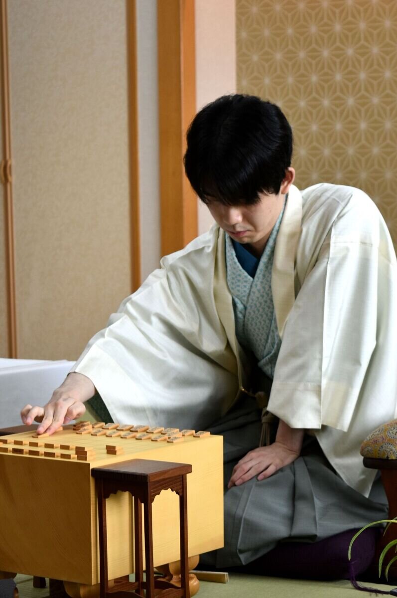 7連覇に向けて初手を指す藤井聡太棋聖（日本将棋連盟提供）