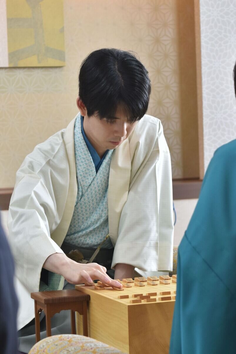 7連覇に向けて初手を指す藤井聡太棋聖（日本将棋連盟提供）