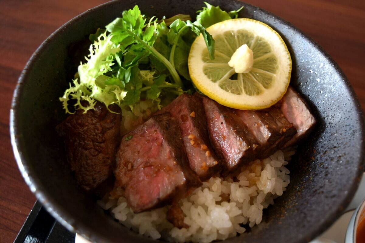 藤井聡太棋聖が頼んだ「国産牛のステーキ丼　クレソンのサラダとフォール添え」（日本将棋連盟提供）