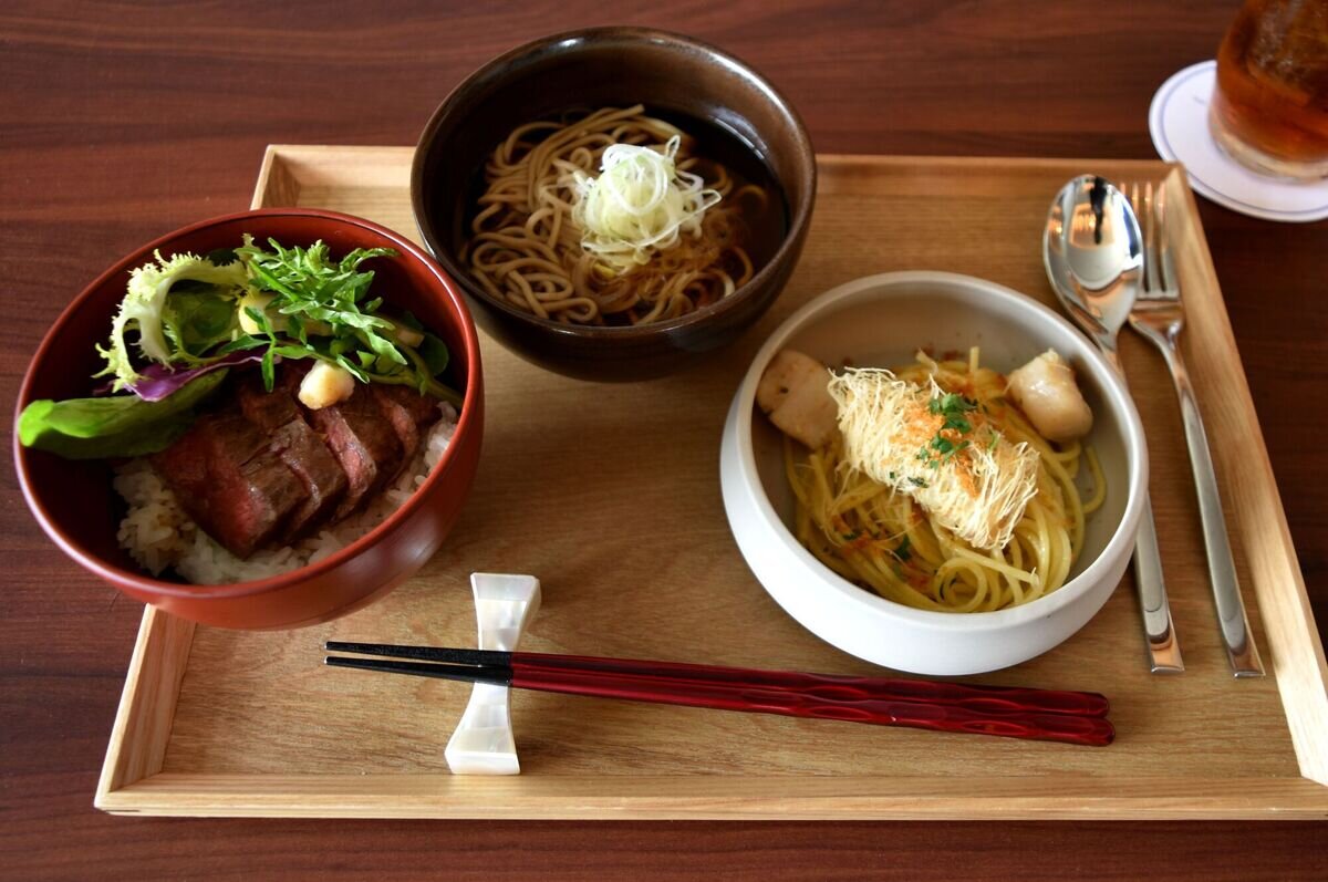 服部慎一郎七段のランチは「国産牛のステーキ丼　クレソンのサラダとフォール添え」「かけそば（本来は『かけそば　あじ天　三日月野菜の天婦羅』）」「はまぐりと帆立とからすみのアーリオ・オーリオ・ペペロンチーノ（はまぐり抜き）」（左から、すべてハーフ＝日本将棋連盟提供）