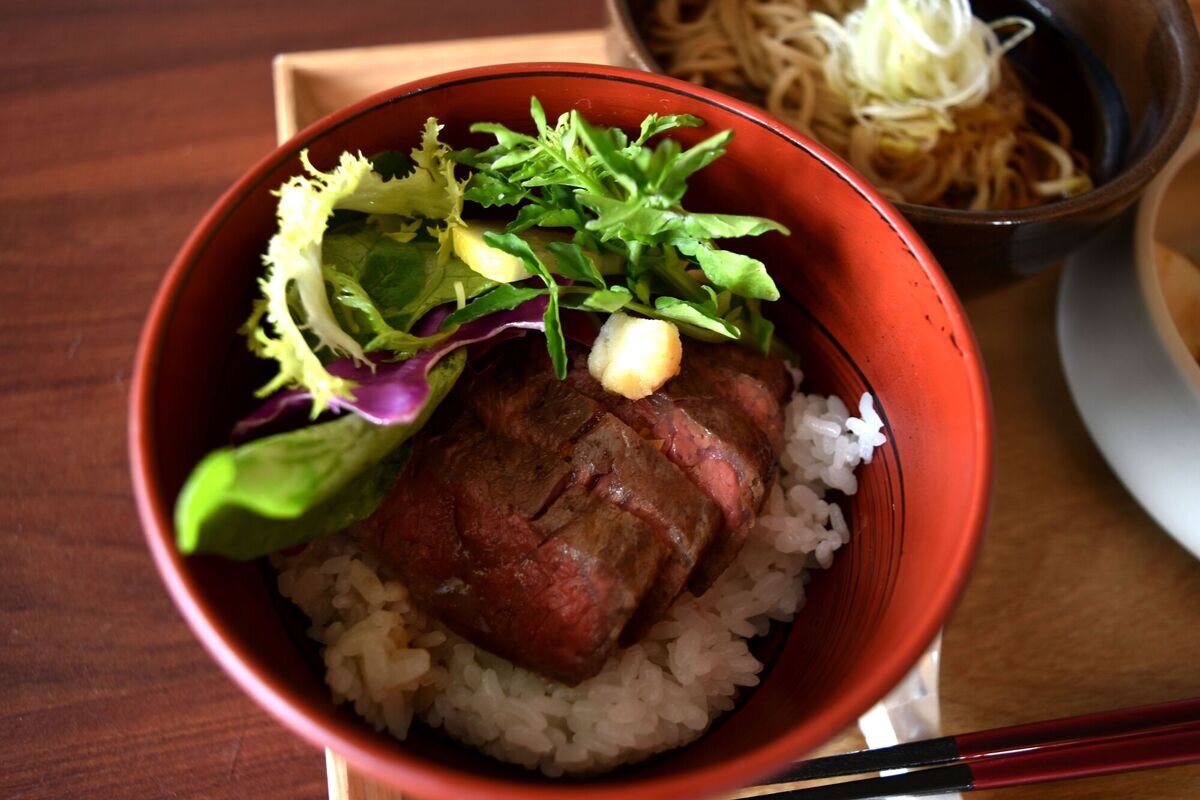 服部慎一郎七段が頼んだ「国産牛のステーキ丼　クレソンのサラダとフォール添え」（日本将棋連盟提供）