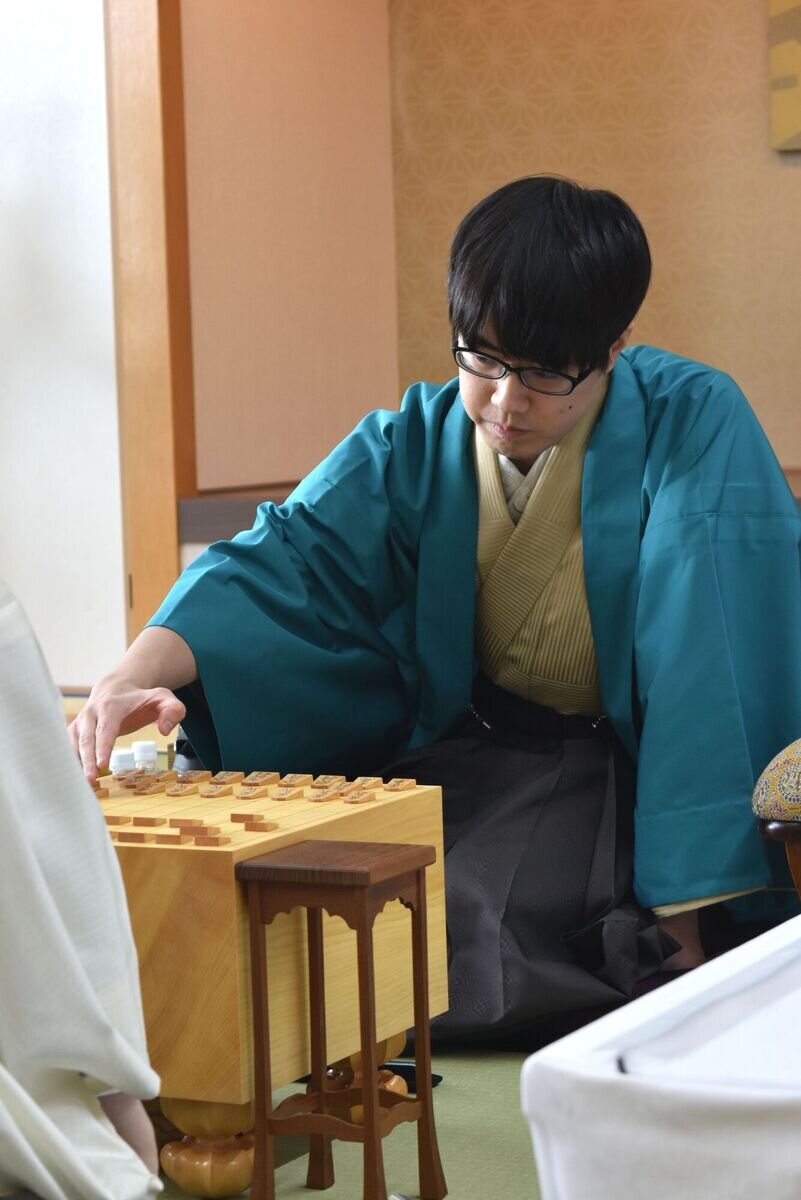 初めて登場するタイトル戦で藤井聡太棋聖に挑む服部慎一郎七段（日本将棋連盟提供）