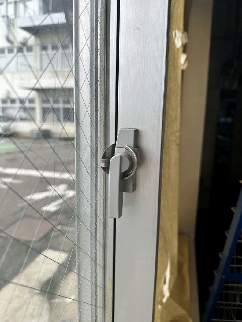 「OKIシンフォテック」の工場内にとどまっていたクマが、自ら鍵を開けたとみられる窓（福島市提供＝共同）