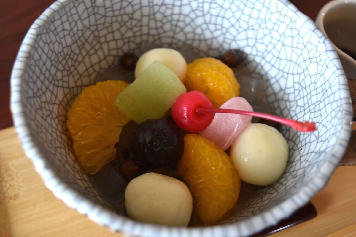 服部慎一郎七段が午後のおやつで頼んだ「豆腐と白玉のあんみつ」(日本将棋連盟提供）