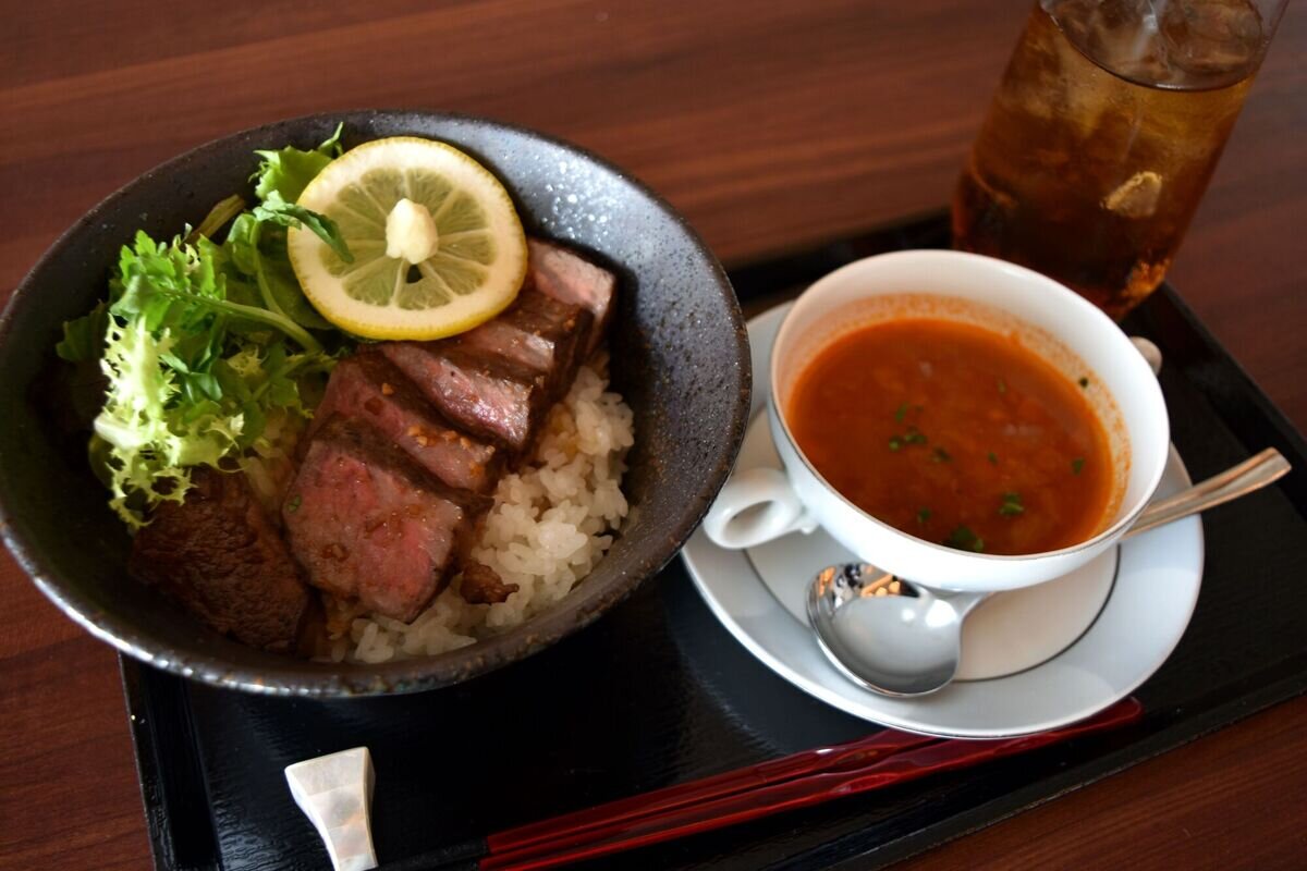 藤井聡太棋聖の勝負メシは「国産牛のステーキ丼　クレソンのサラダとフォール添え」（日本将棋連盟提供）