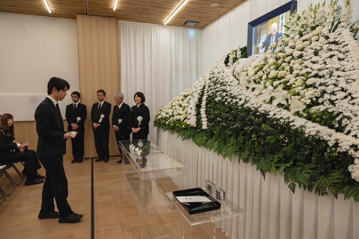 加藤一二三・九段の「お別れ会」で祭壇に献花する藤井聡太6冠（日本将棋連盟提供）