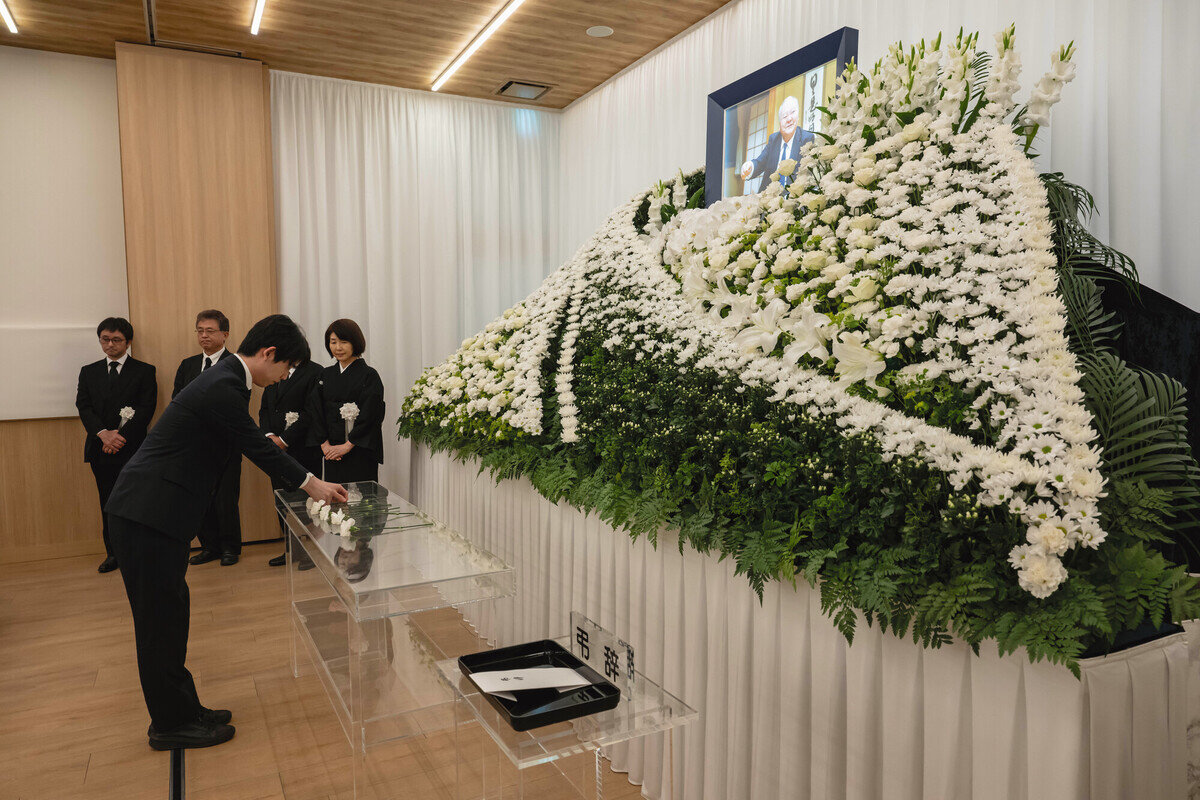 加藤一二三・くだんのお別れ会で献花する藤井聡太6冠（日本将棋連盟提供）