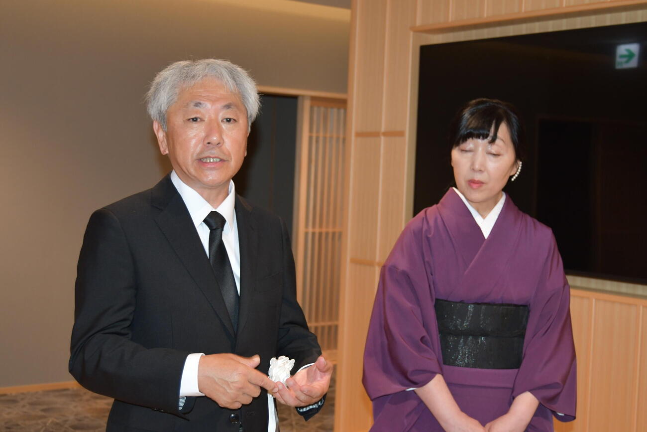 一般社団法人「加藤一二三レガシー」の設立について説明する代表理事で加藤さんの長男の加藤順一さん（左）と理事で長女の西口由紀さん