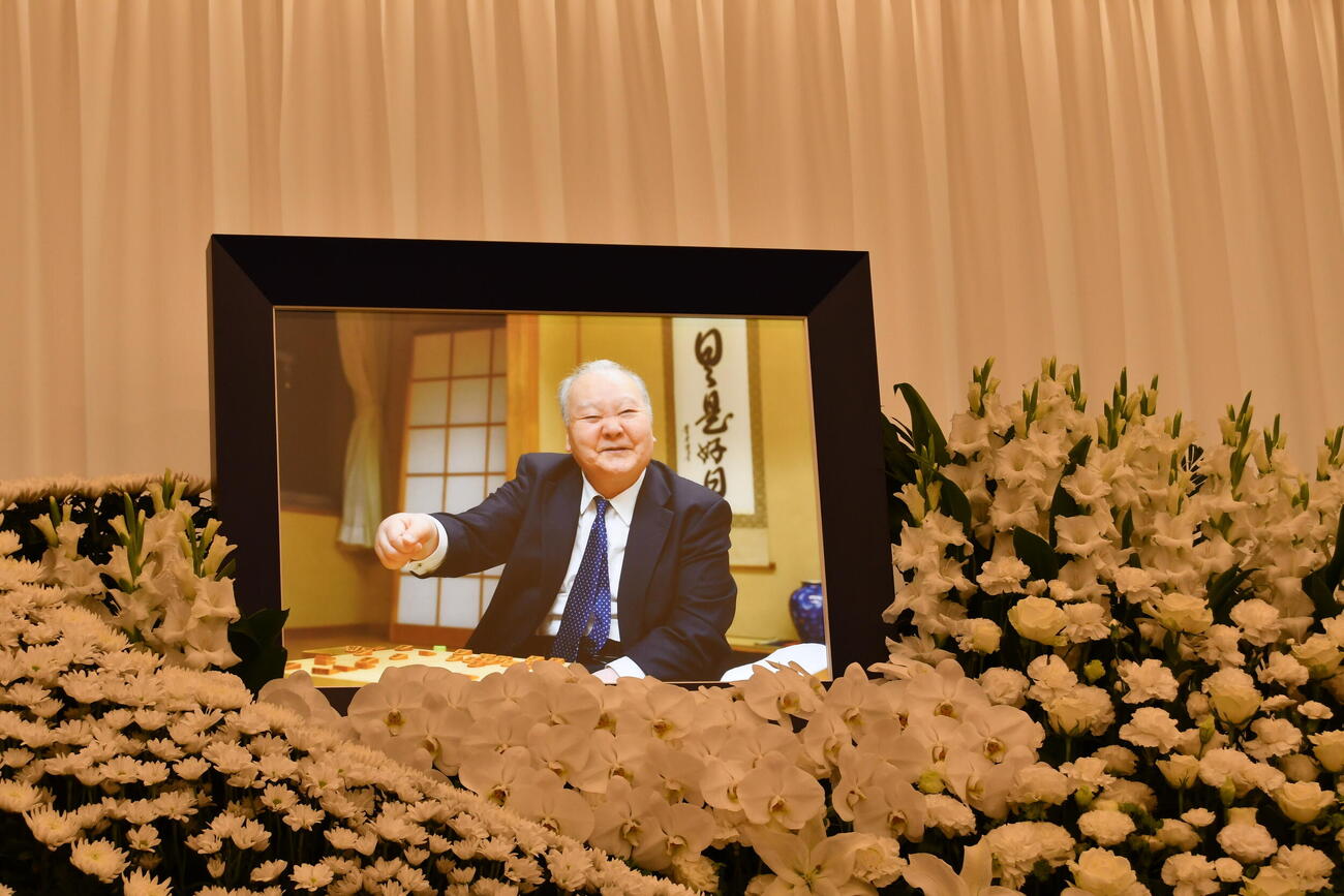 加藤一二三・九段が生前得意戦法としていた「棒銀」で銀が上がっていくイメージの祭壇