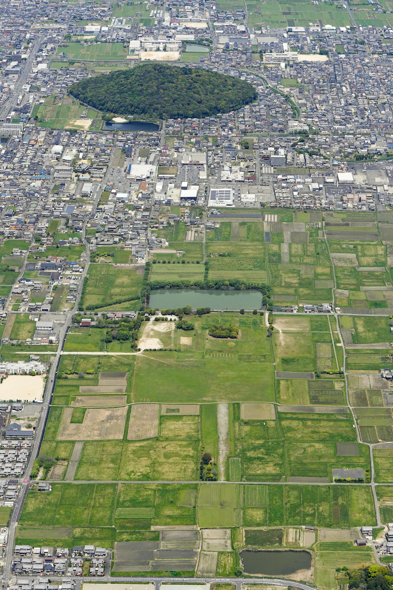 奈良県橿原市の藤原宮跡（手前）（共同）