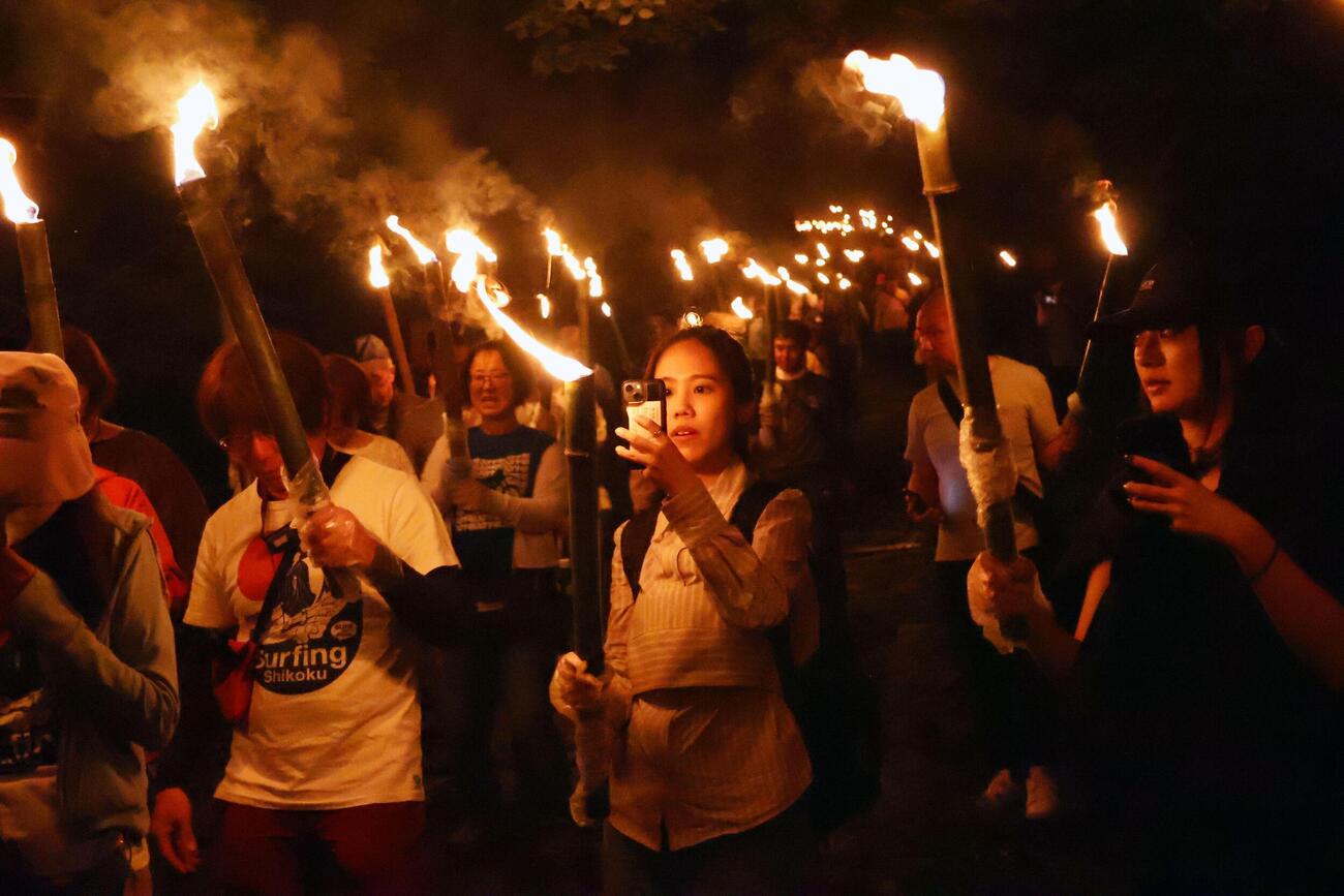 大山の夏山開き前に行われた恒例行事「たいまつ行列」＝6日夜、鳥取県大山町(共同)