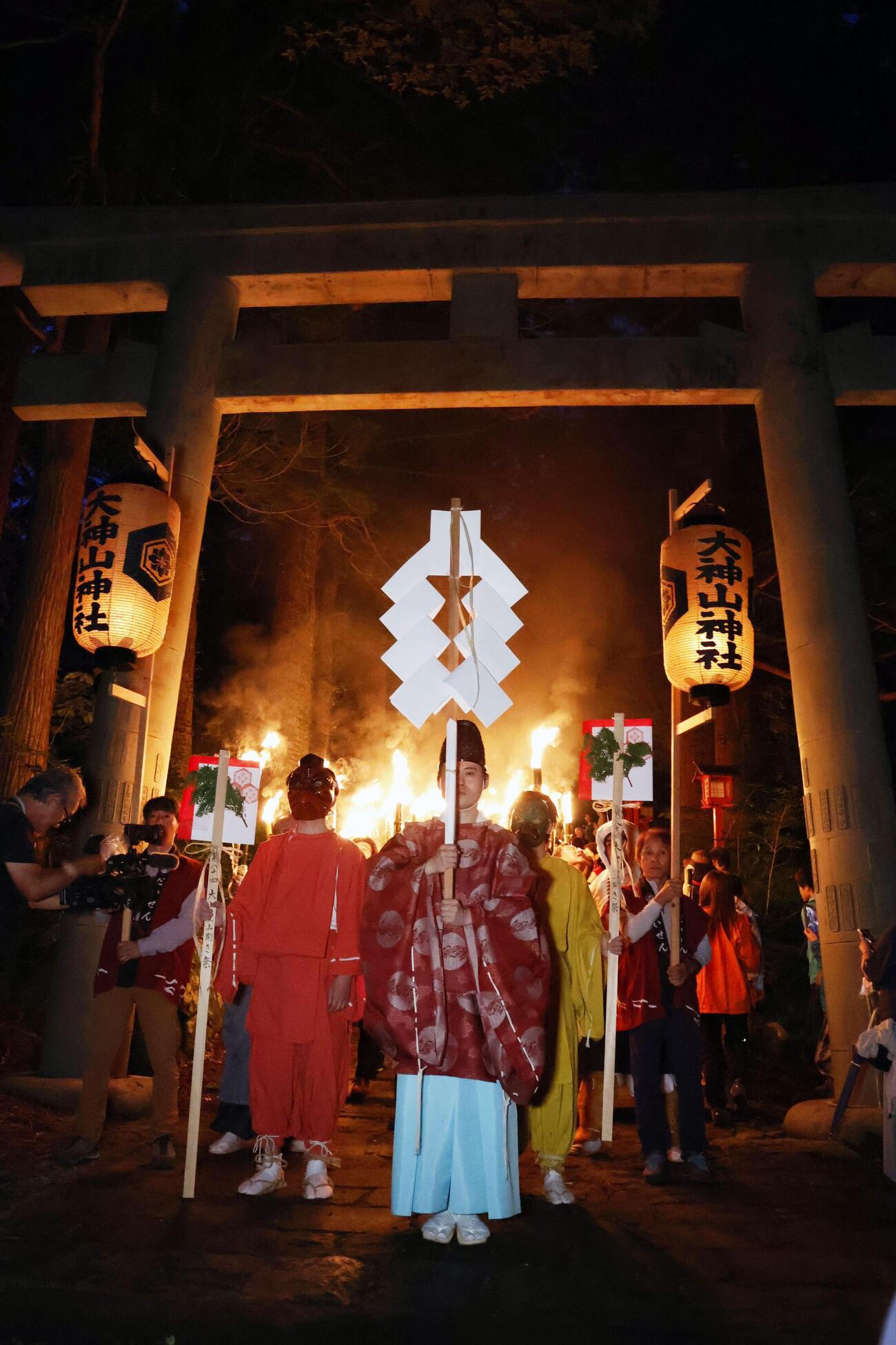 大山の夏山開き前に行われた恒例行事「たいまつ行列」＝6日夜、鳥取県大山町(共同)