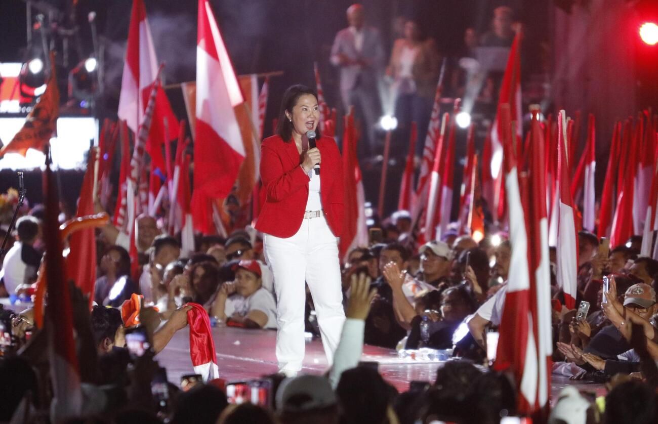 4日、ペルーの首都リマで演説するケイコ・フジモリ氏（共同）