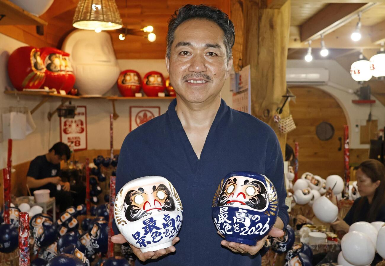 サッカーW杯北中米3カ国大会に合わせた必勝祈願だるまを手にする「今井だるま店NAYA」の今井裕久代表（共同）