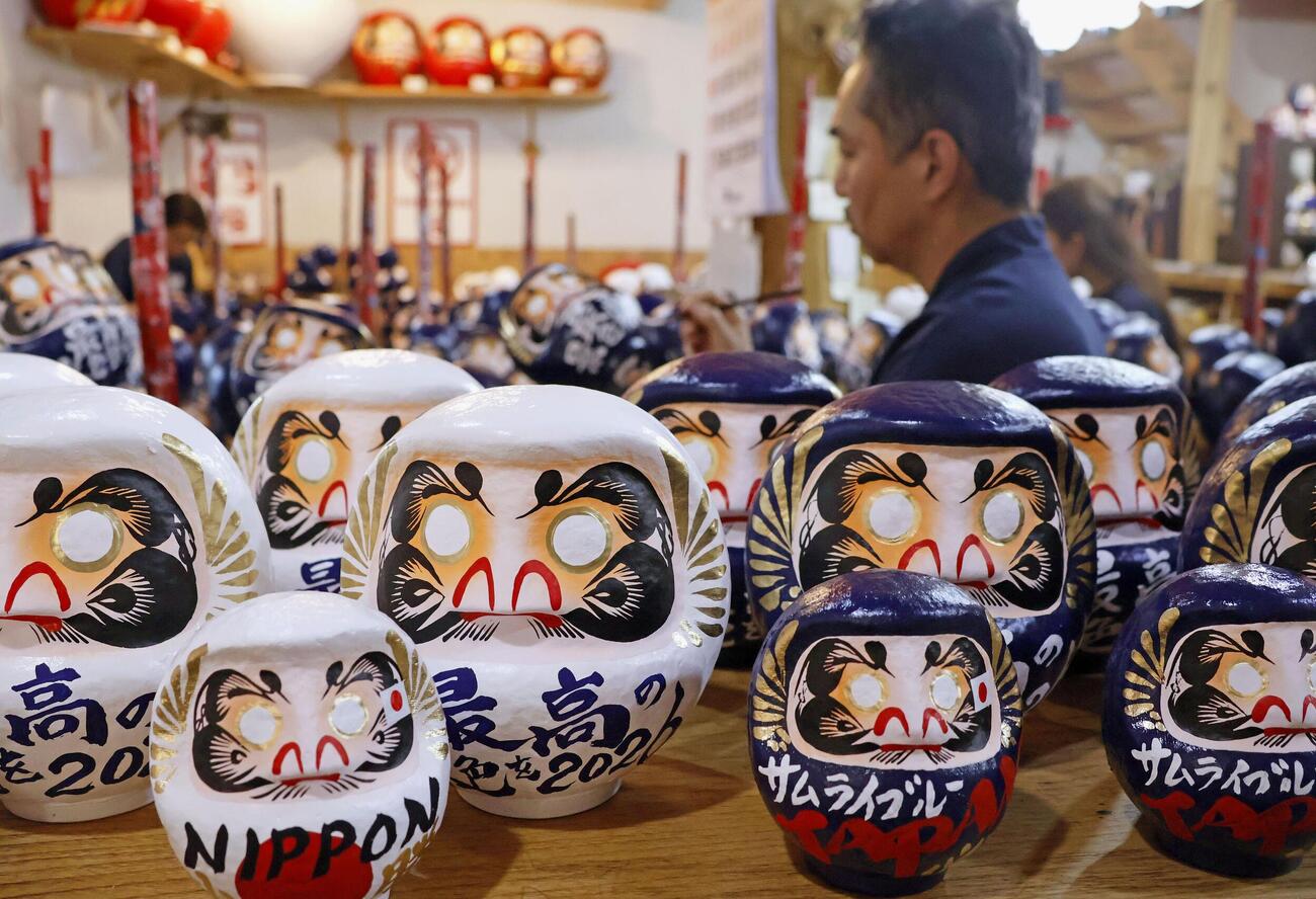 サッカーW杯北中米3カ国大会に合わせ作られた「今井だるま店NAYA」の必勝祈願だるま（共同）