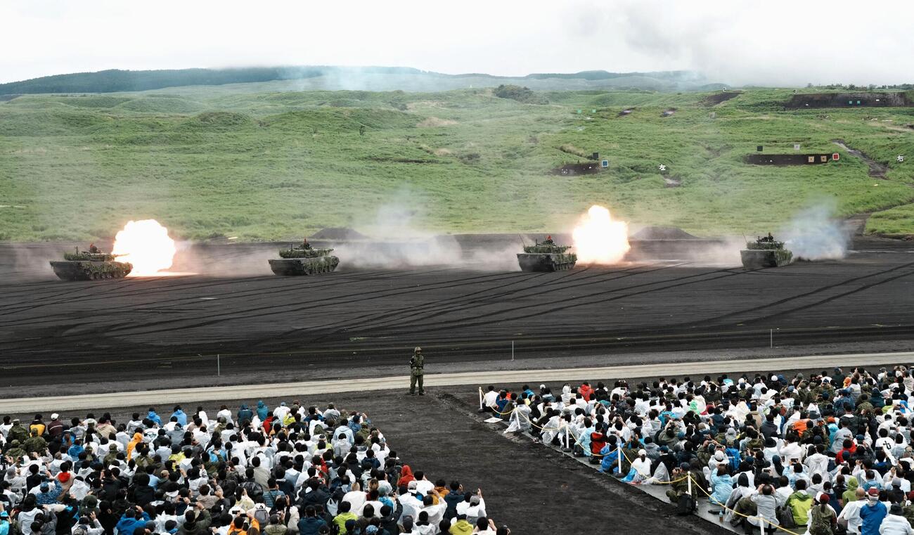 陸上自衛隊の「富士総合火力演習」で射撃練習する戦車（共同）