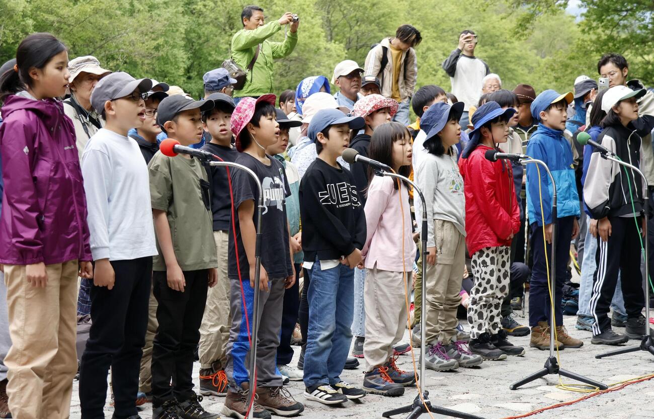 長野県松本市の上高地で開かれたウェストン祭で、合唱を披露する市立安曇小の児童ら（共同）