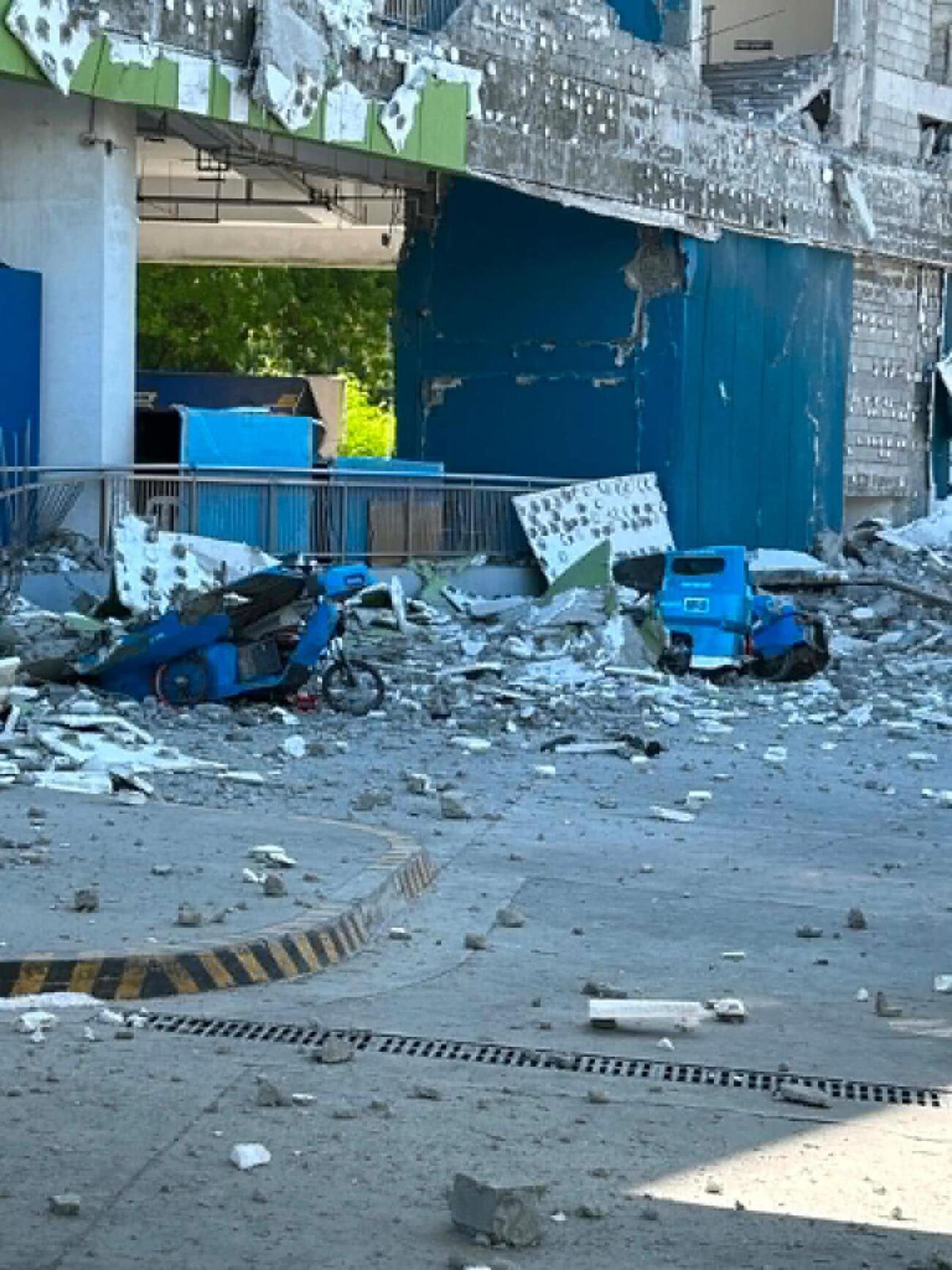 8日、地震で被害を受けた車両＝フィリピン南部（Ernesto Torres Jr提供、AP＝共同）