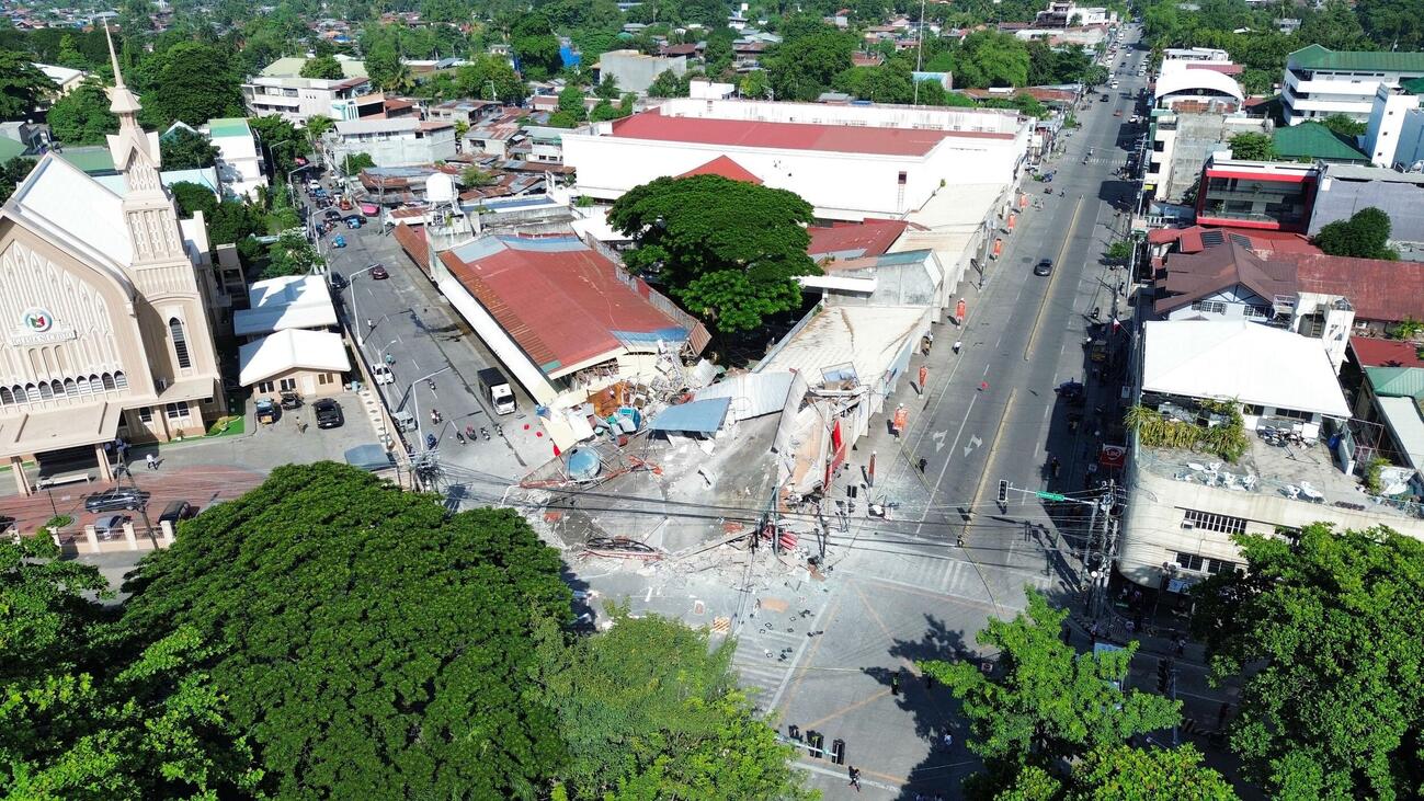 フィリピン・ミンダナオ島で、地震により壊れた建物＝8日、ジェネラルサントス（GenSan DEV提供、ロイター＝共同）