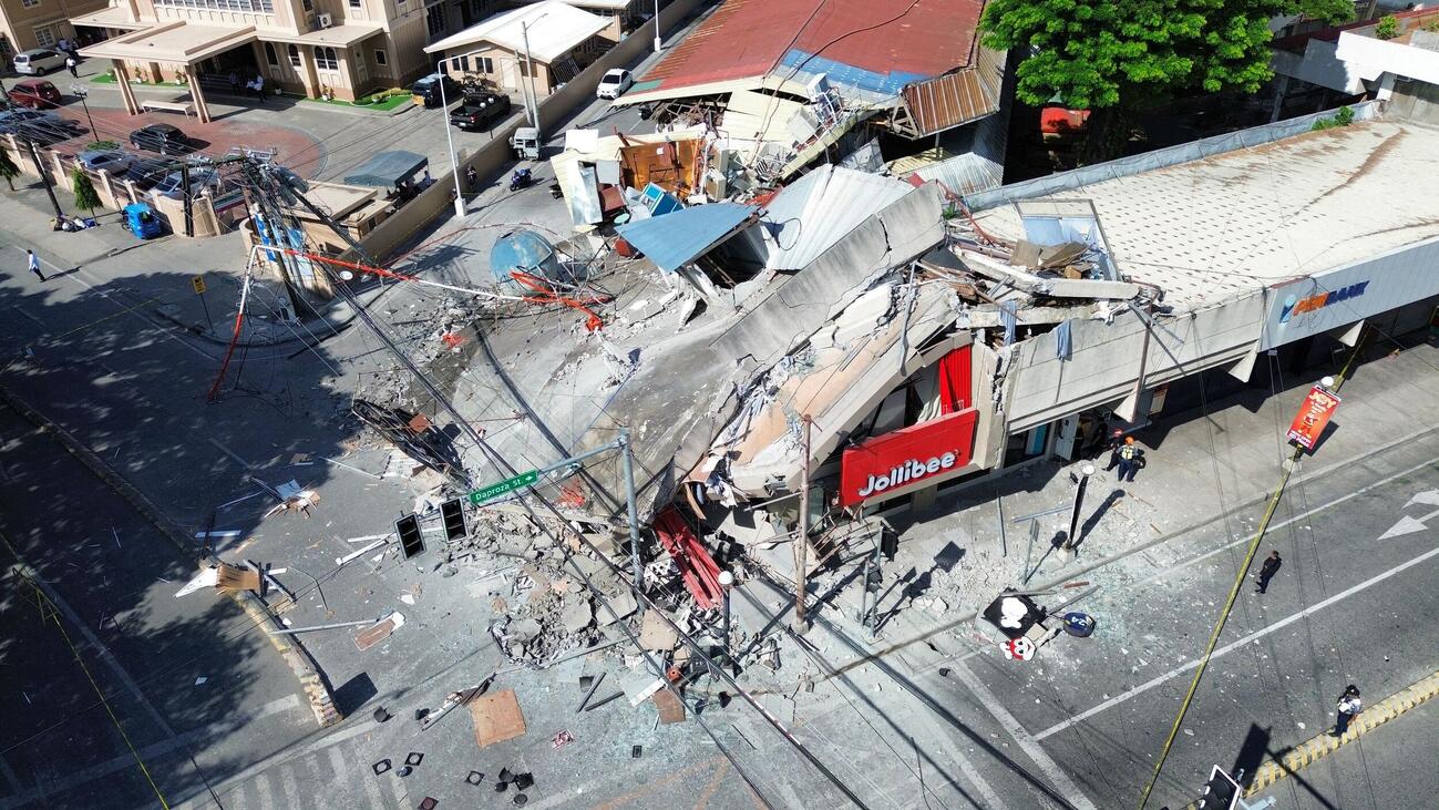 フィリピンのミンダナオ島で、地震により崩れた建物＝8日、ジェネラルサントス（GenSan DEV提供、ロイター＝共同）