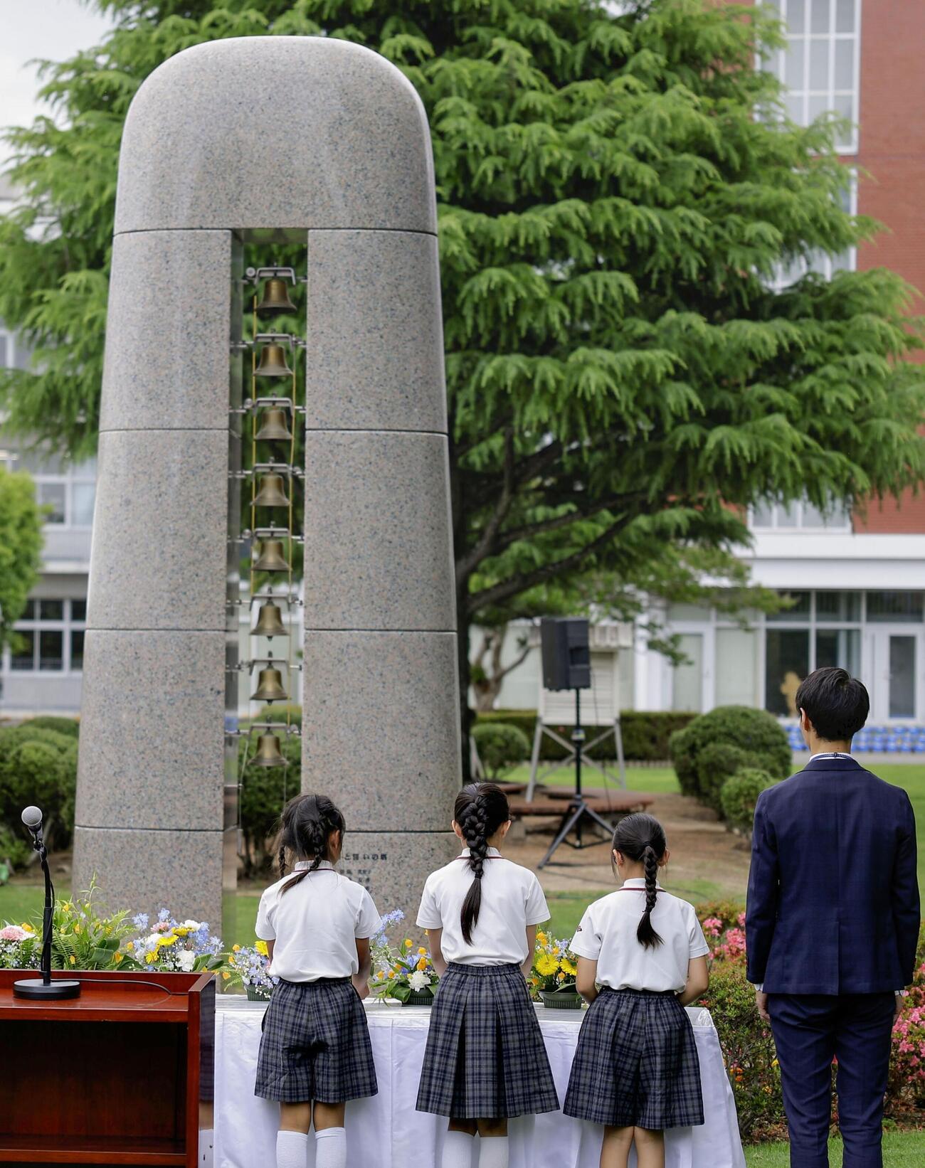 事件から25年となり、大阪教育大付属池田小で開かれた「祈りと誓いの集い」（共同）