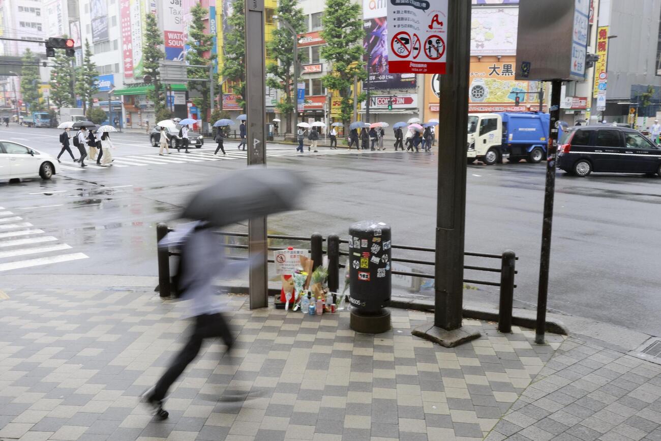 東京・秋葉原の無差別殺傷事件現場となった交差点＝8日午前（共同）