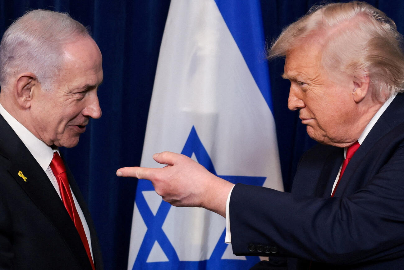 会談後の記者会見で、イスラエルのネタニヤフ首相（左）を指さすトランプ米大統領（ロイター＝共同）