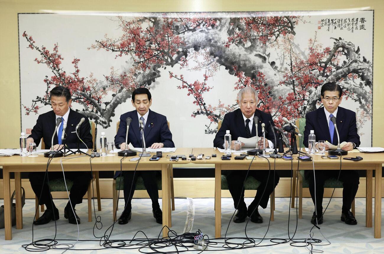 皇族数確保策に関する全体会議終了後、記者会見する森衆院議長（中央右）と関口参院議長（同左）ら＝8日午後、衆院議長公邸（共同）
