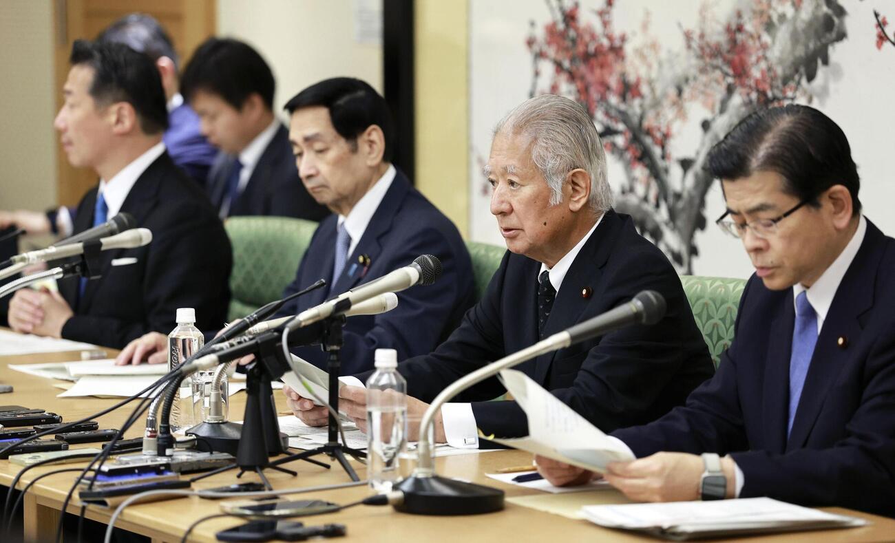 皇族数確保策に関する全体会議終了後、記者会見する森衆院議長（右から2人目）と関口参院議長（同3人目）ら＝8日午後、衆院議長公邸（共同）