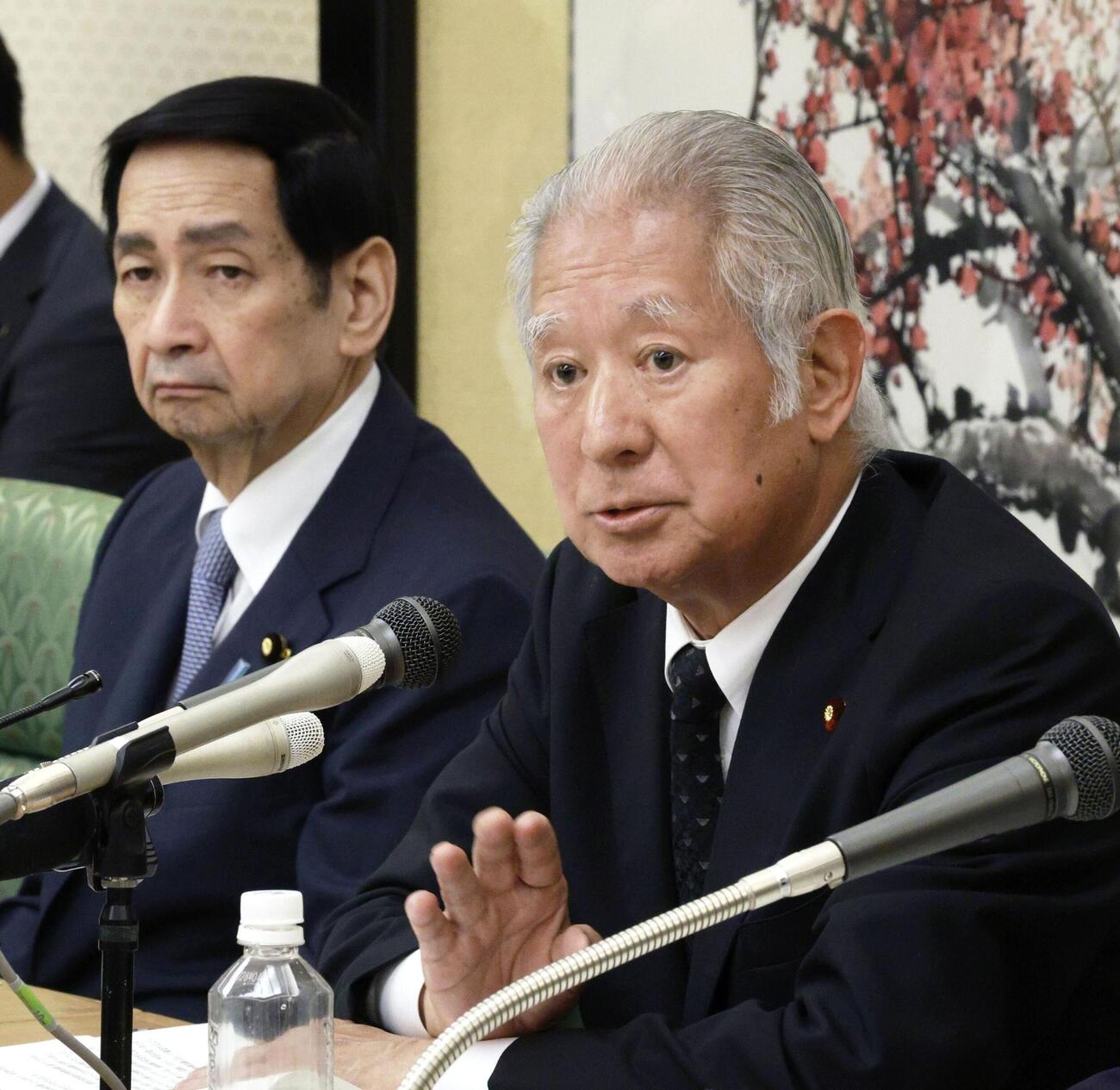 皇族数確保策に関する全体会議終了後、記者会見する森衆院議長（右）と関口参院議長＝8日午後、衆院議長公邸（共同）
