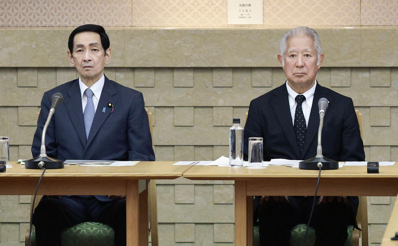 皇族数確保策に関する全体会議に臨む森衆院議長（右）と関口参院議長＝8日午後、衆院議長公邸（共同）