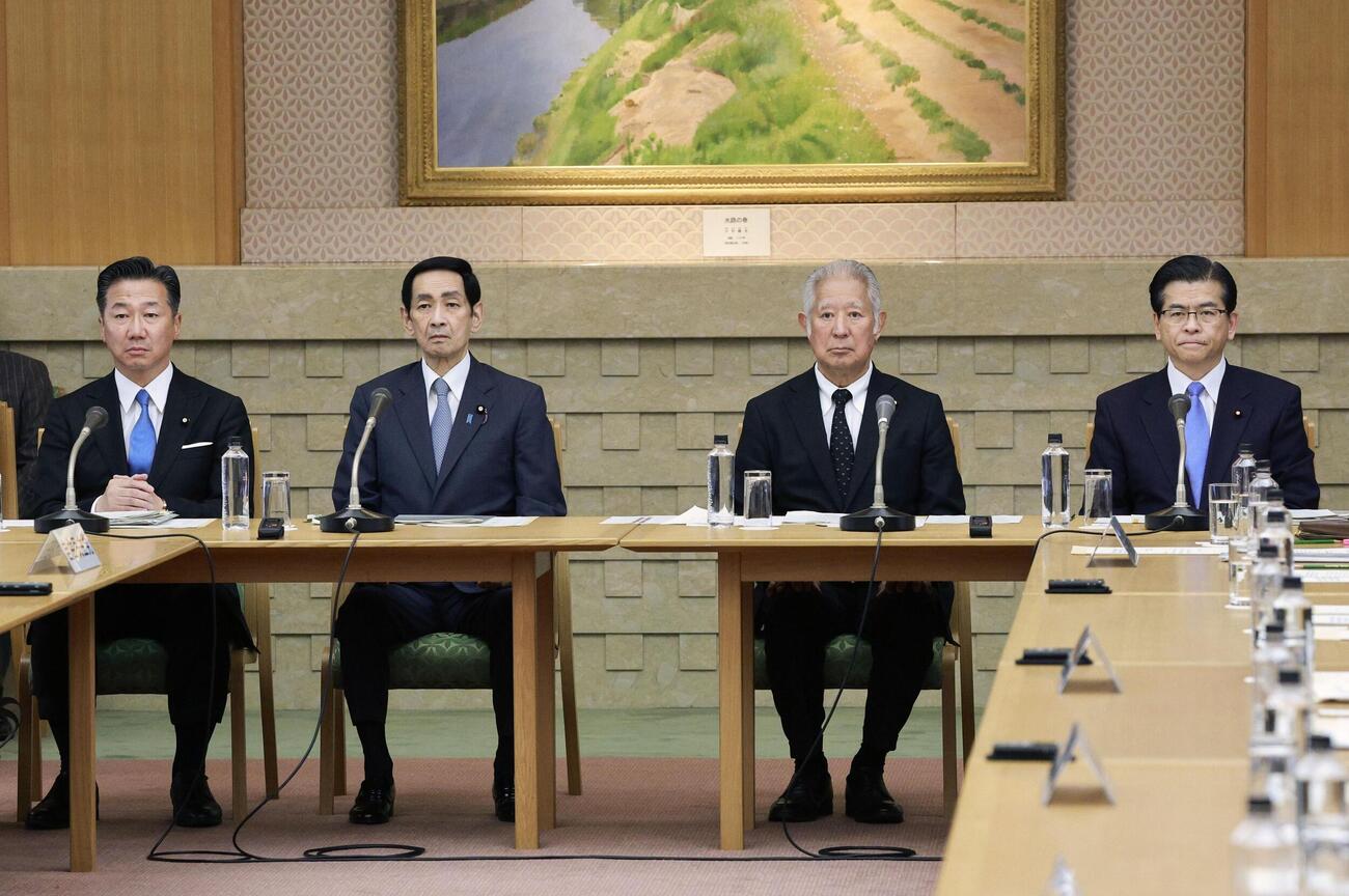 皇族数確保策に関する全体会議に臨む森衆院議長（中央右）と関口参院議長（同左）ら＝8日午後、衆院議長公邸（共同）