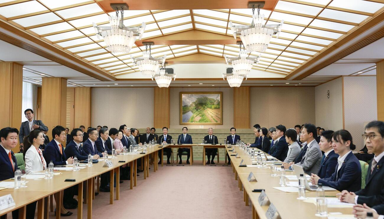 皇族数確保策に関する「立法府の総意」案を各党派に示すため、衆参両院が開いた全体会議＝8日午後、衆院議長公邸（共同）