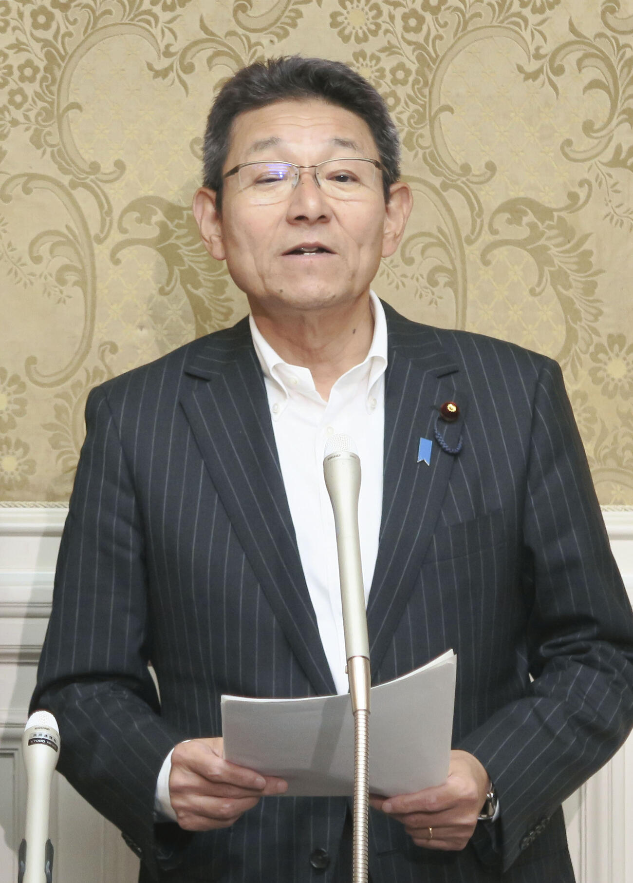 皇族数確保策に関する全体会議に出席後、取材に応じる中道改革連合の笠浩史氏＝8日午後、国会