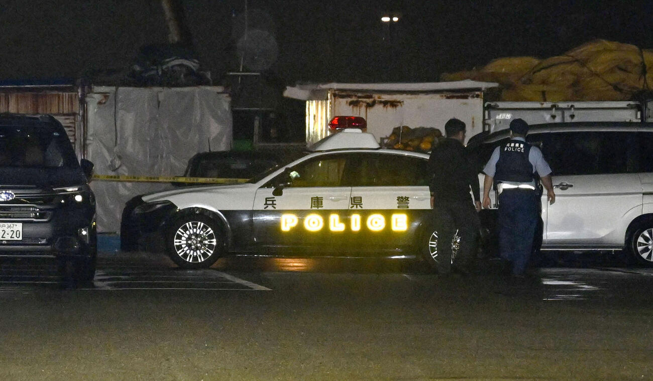 男性が血を流して倒れていた神戸市須磨区の現場周辺を警戒する警察官（共同）