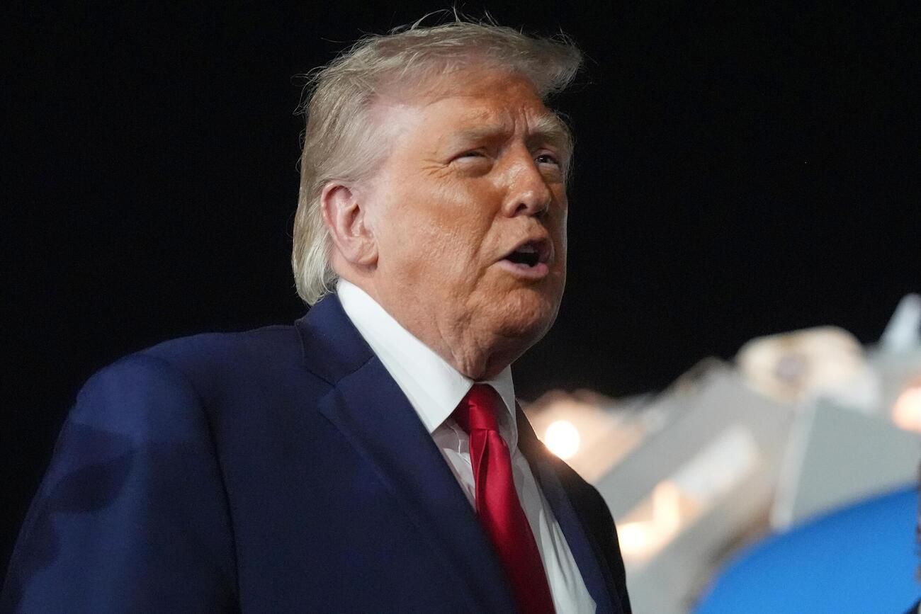 記者団と話すトランプ米大統領（AP＝共同）
