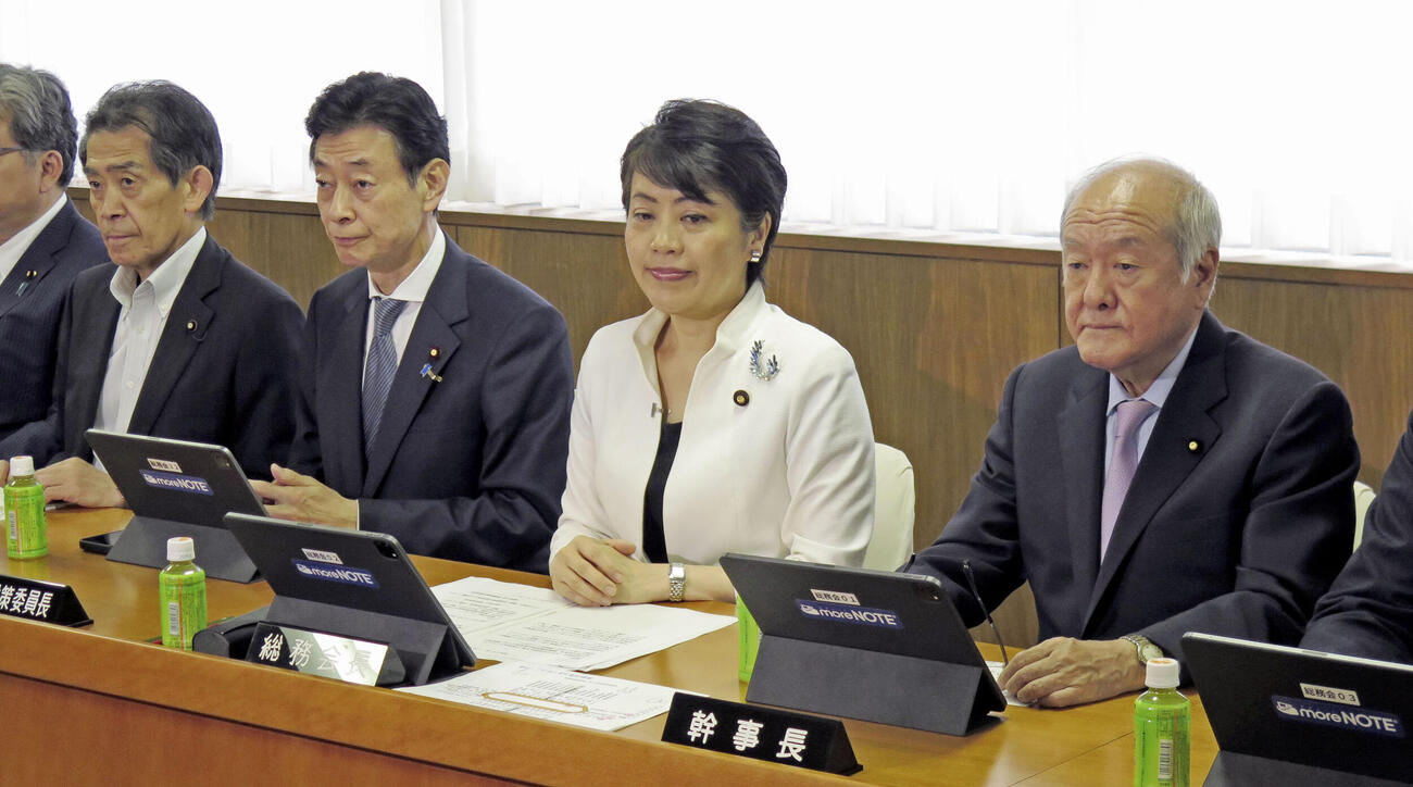 自民党総務会に臨む（右から）鈴木幹事長、有村総務会長ら。国家安全保障戦略など安保関連3文書の改定に向けた政府への提言案を了承した（共同）