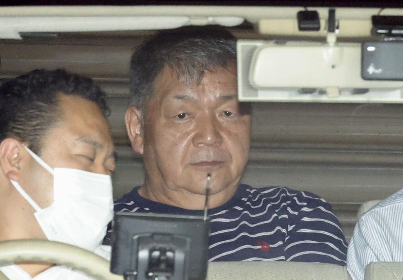 警視庁目白署に入る長友栄機容疑者＝8日（共同）