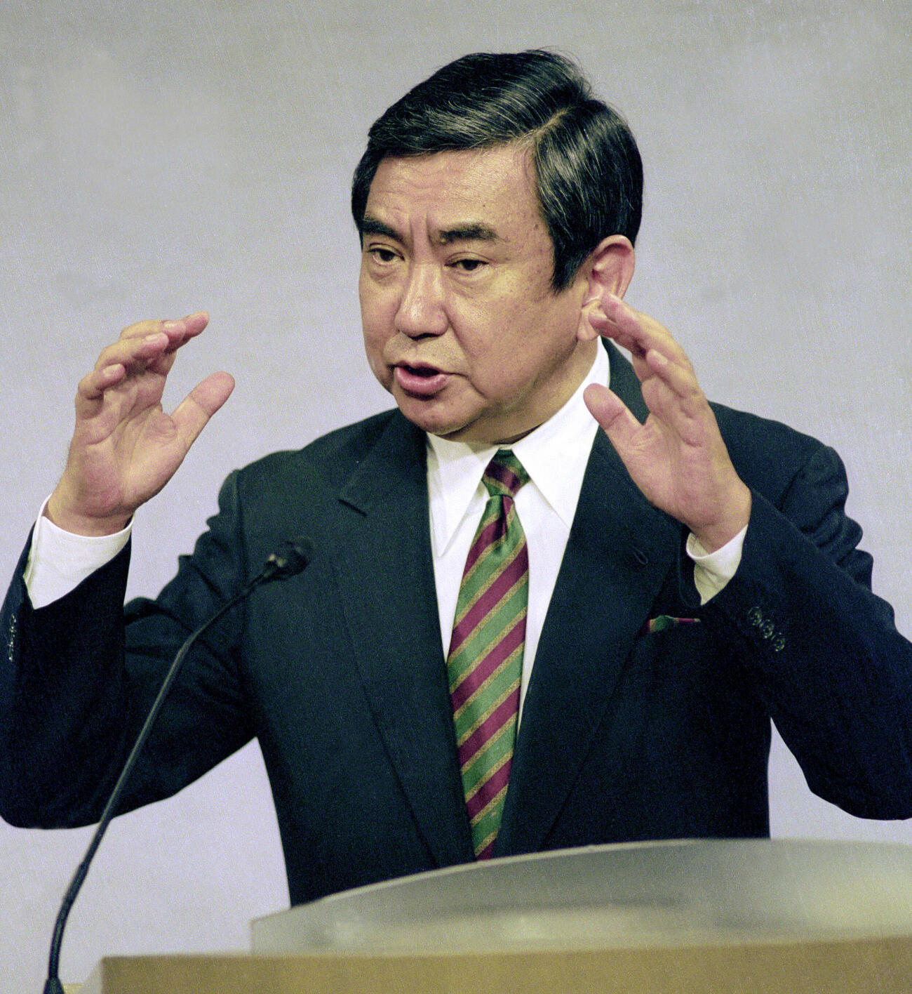 1993年8月、従軍慰安婦問題について談話を発表する河野洋平官房長官＝首相官邸