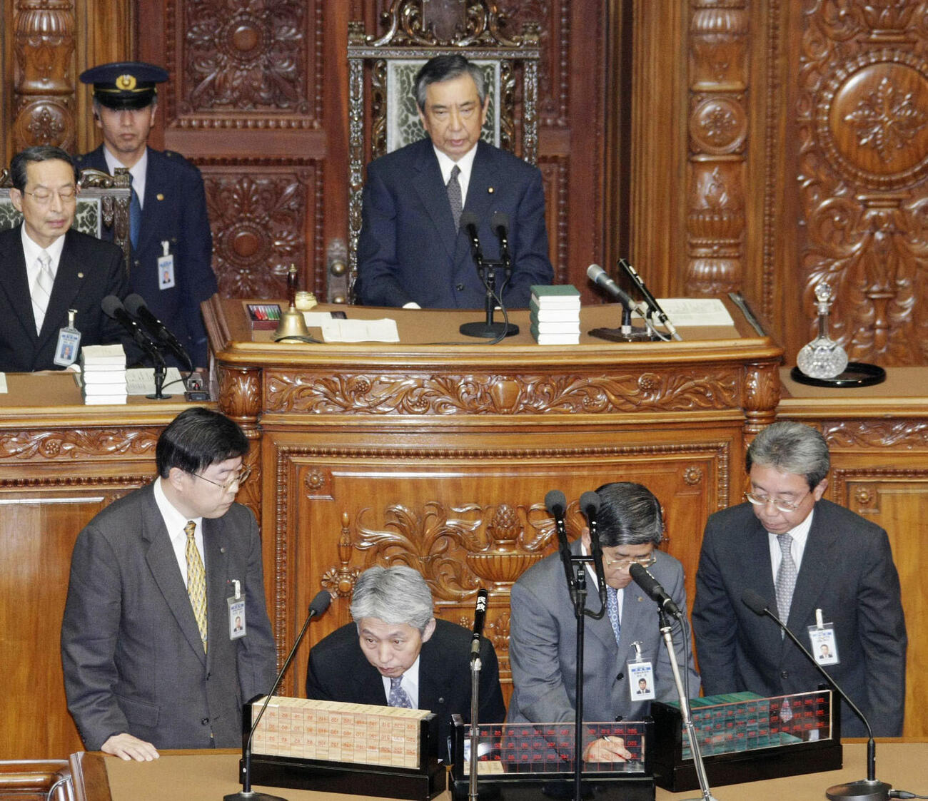 2009年6月、衆院本会議で集計作業を見守る河野洋平議長