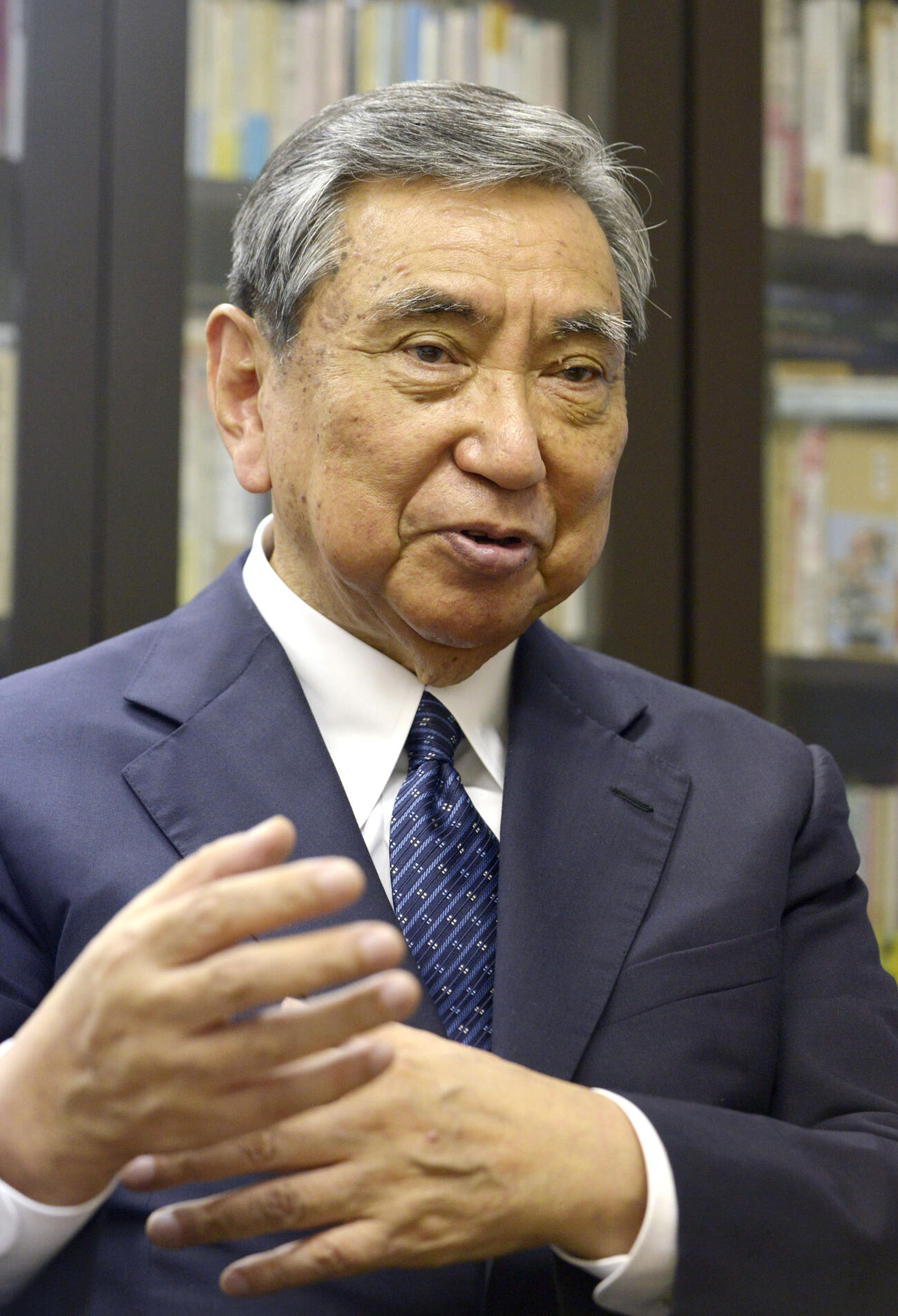 インタビューに答える河野洋平氏＝2016年8月、東京都港区