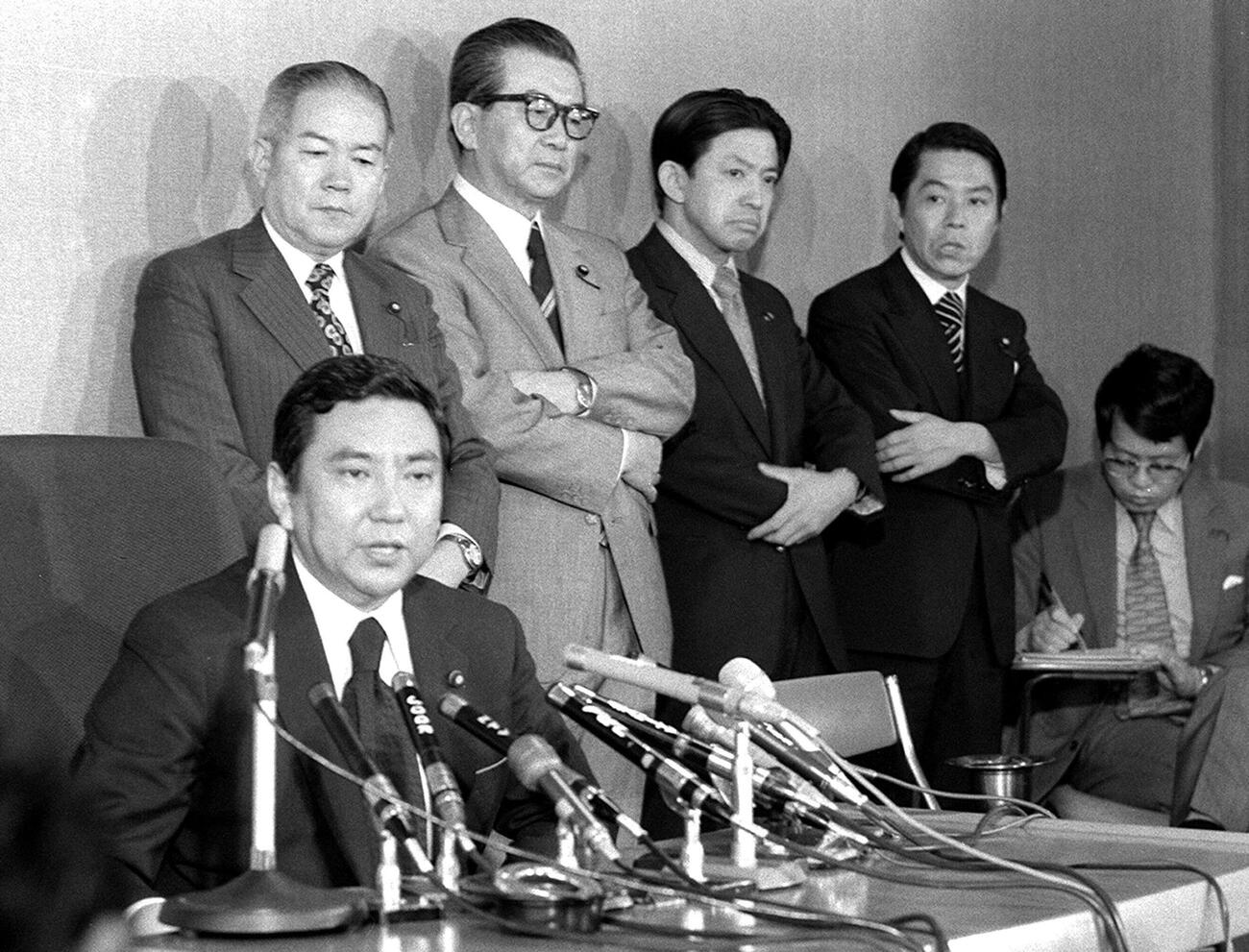 1976年6月、自民党を離党、新自由クラブ結成に向け記者会見する河野洋平氏（手前）と（左から）田川誠一、有田一寿、西岡武夫、山口敏夫の各氏＝自民党本部