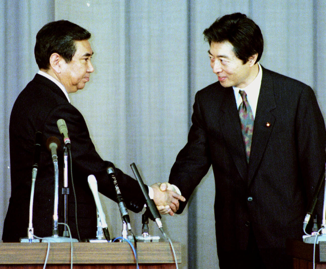 1994年1月、選挙制度改革案で合意し、共同記者会見で握手を交わす細川護熙首相（右）と河野洋平・自民党総裁＝国会