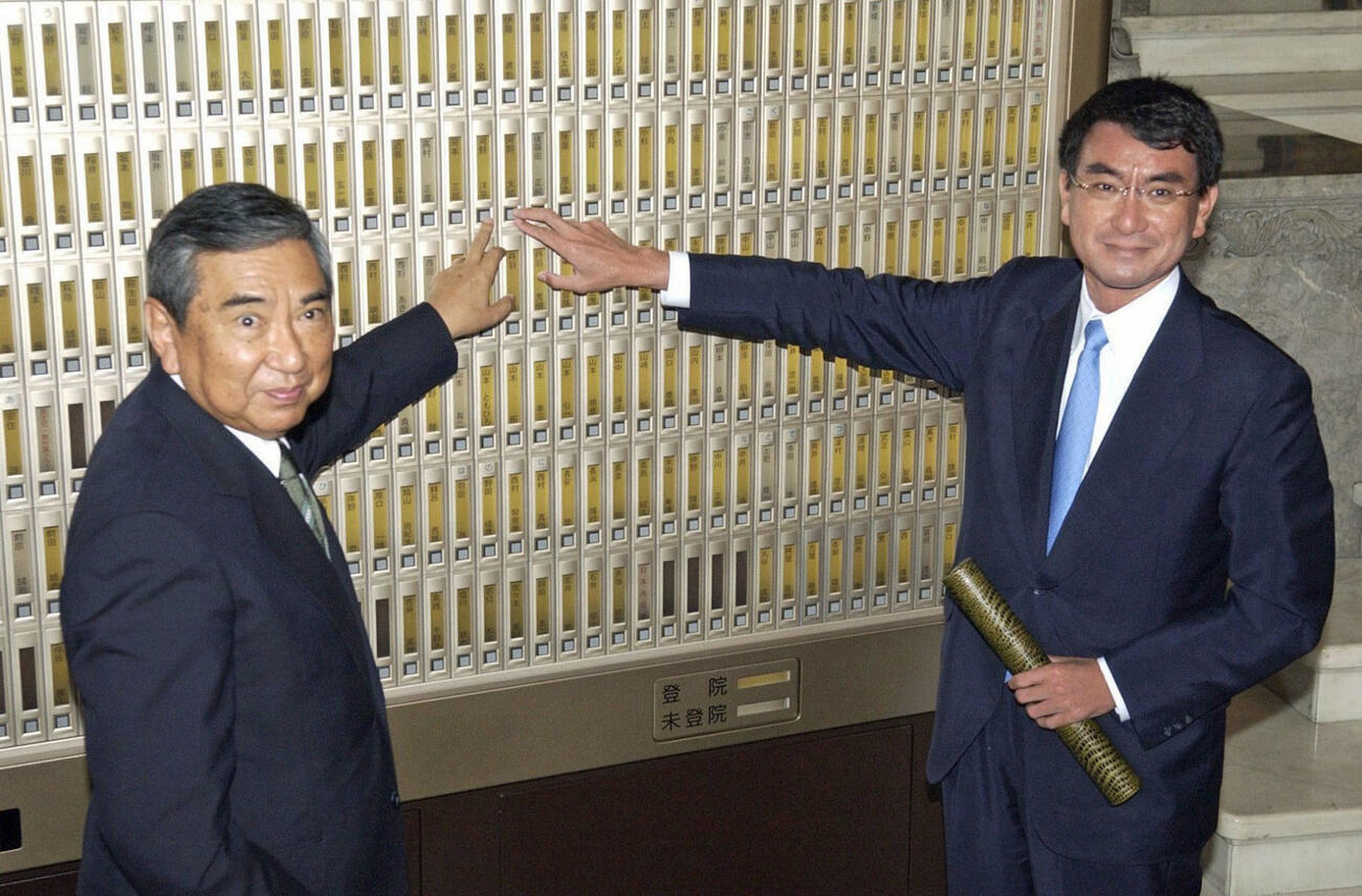 2005年9月、親子で登院した河野洋平氏（左）と太郎氏＝国会