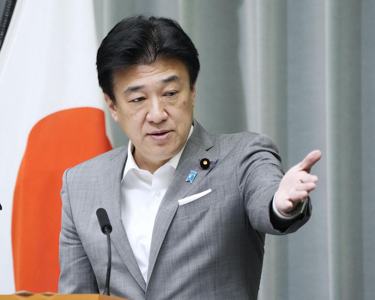 記者会見する木原官房長官（共同）