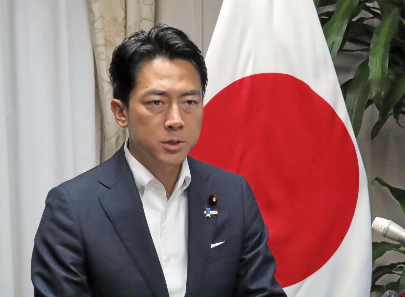 記者会見する小泉防衛相＝12日午前、国会（共同）