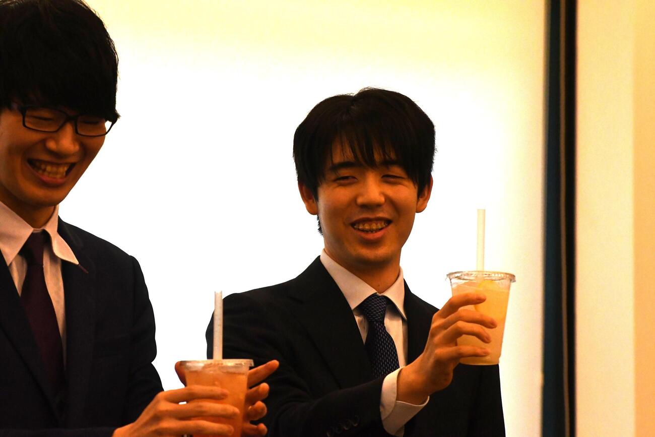 乾杯の発声を初めて行った藤井聡太6冠